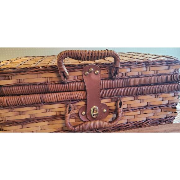 Woven Picnic Basket Floral Interior Hunter Green Plates/Cups For Four People - Picture 10 of 16